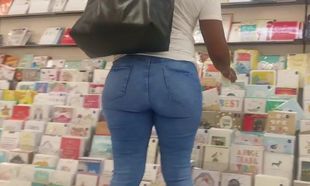 Huge Culo African Cougar In Jeans. (..